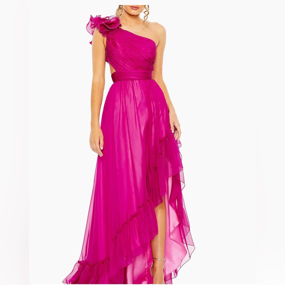 Mac Duggal One-Shoulder Asymmetric Chiffon Gown
Magenta size 4